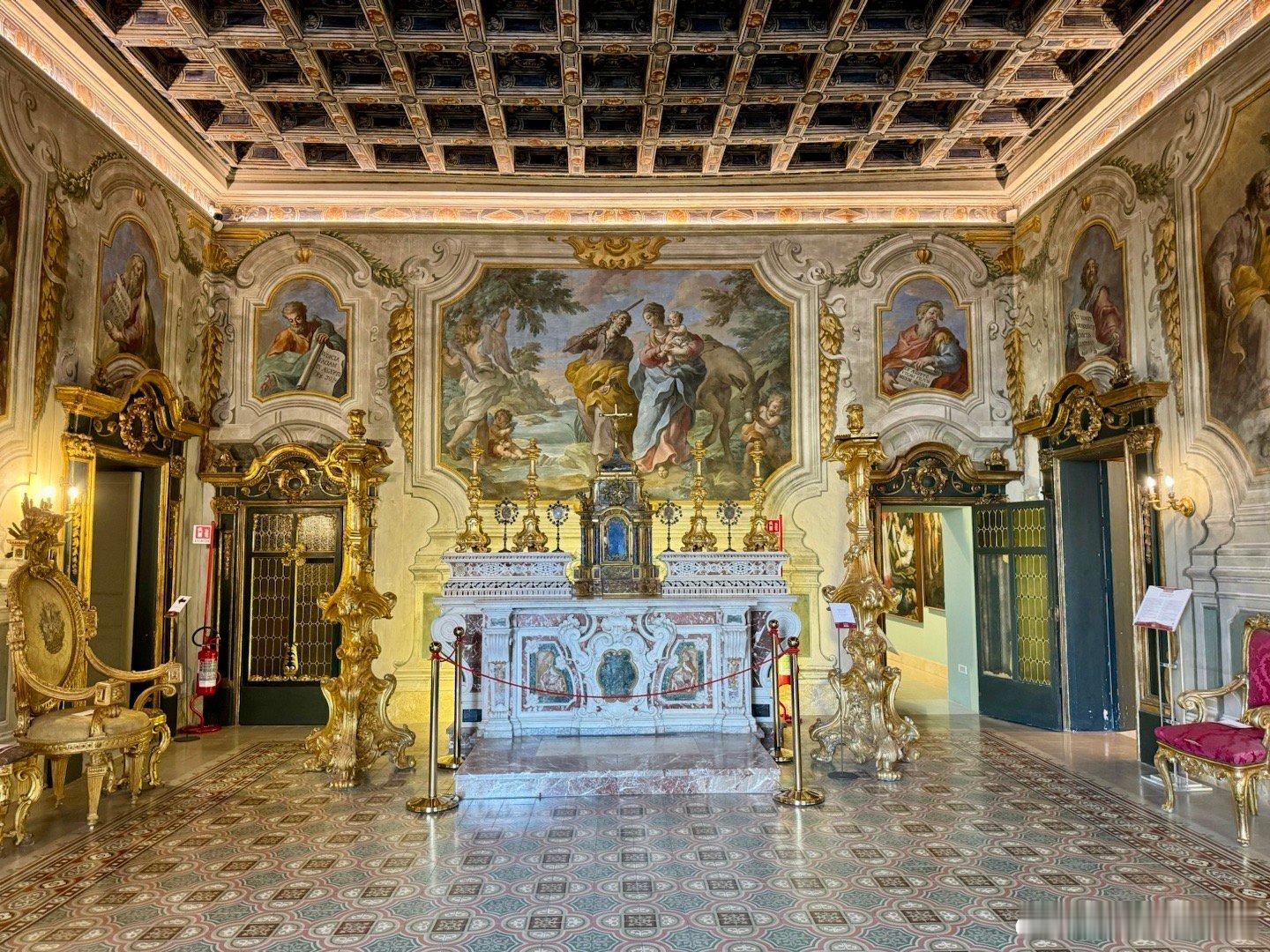 巴勒莫主教宫，建于1460年，现在是个博物馆。在里面能欣赏艺术品，并感受主教们的
