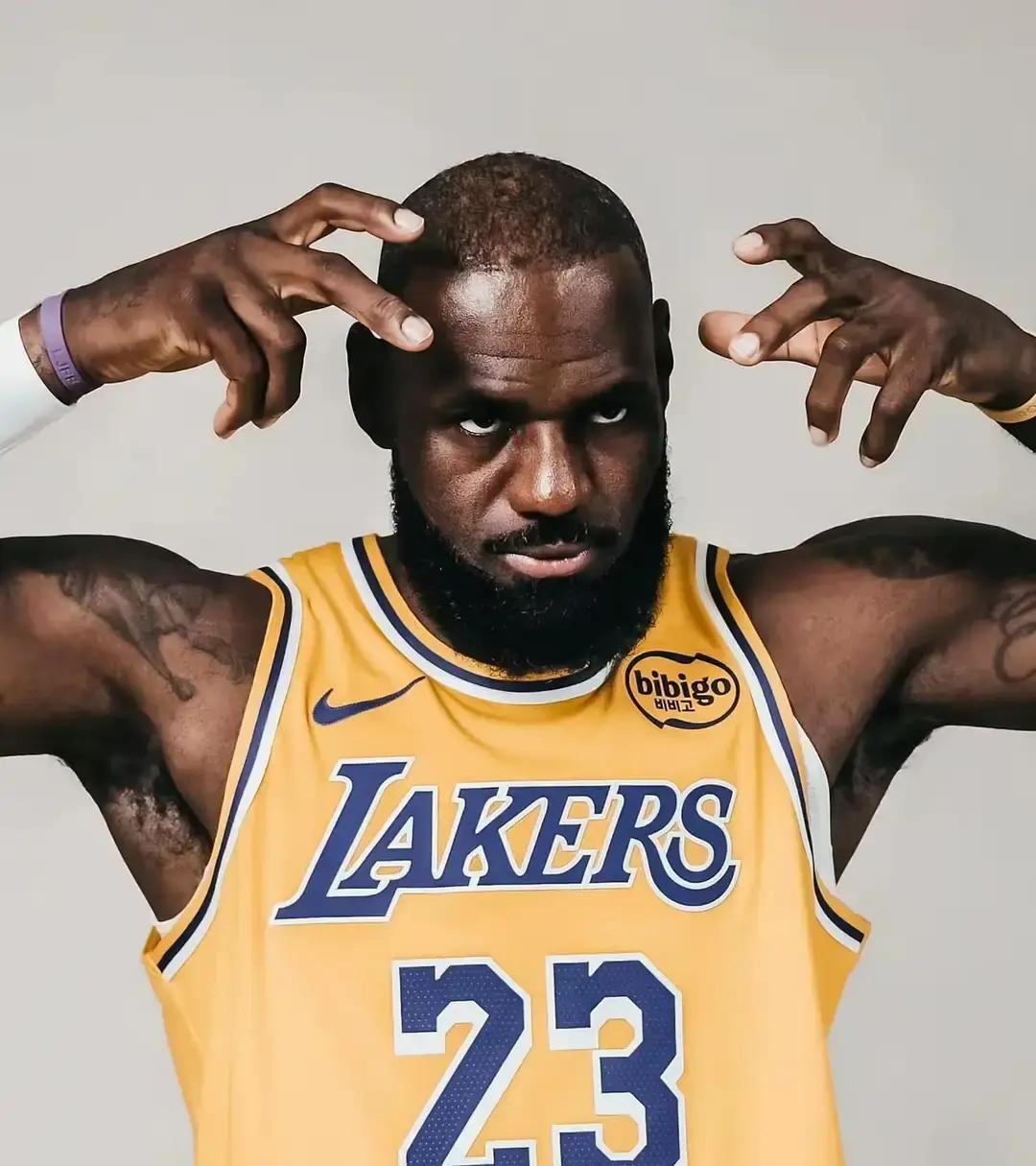 11个纪录，谁也别想碰
 
张伯伦场均50分，现在全队都追不上。
 
斯托克顿1