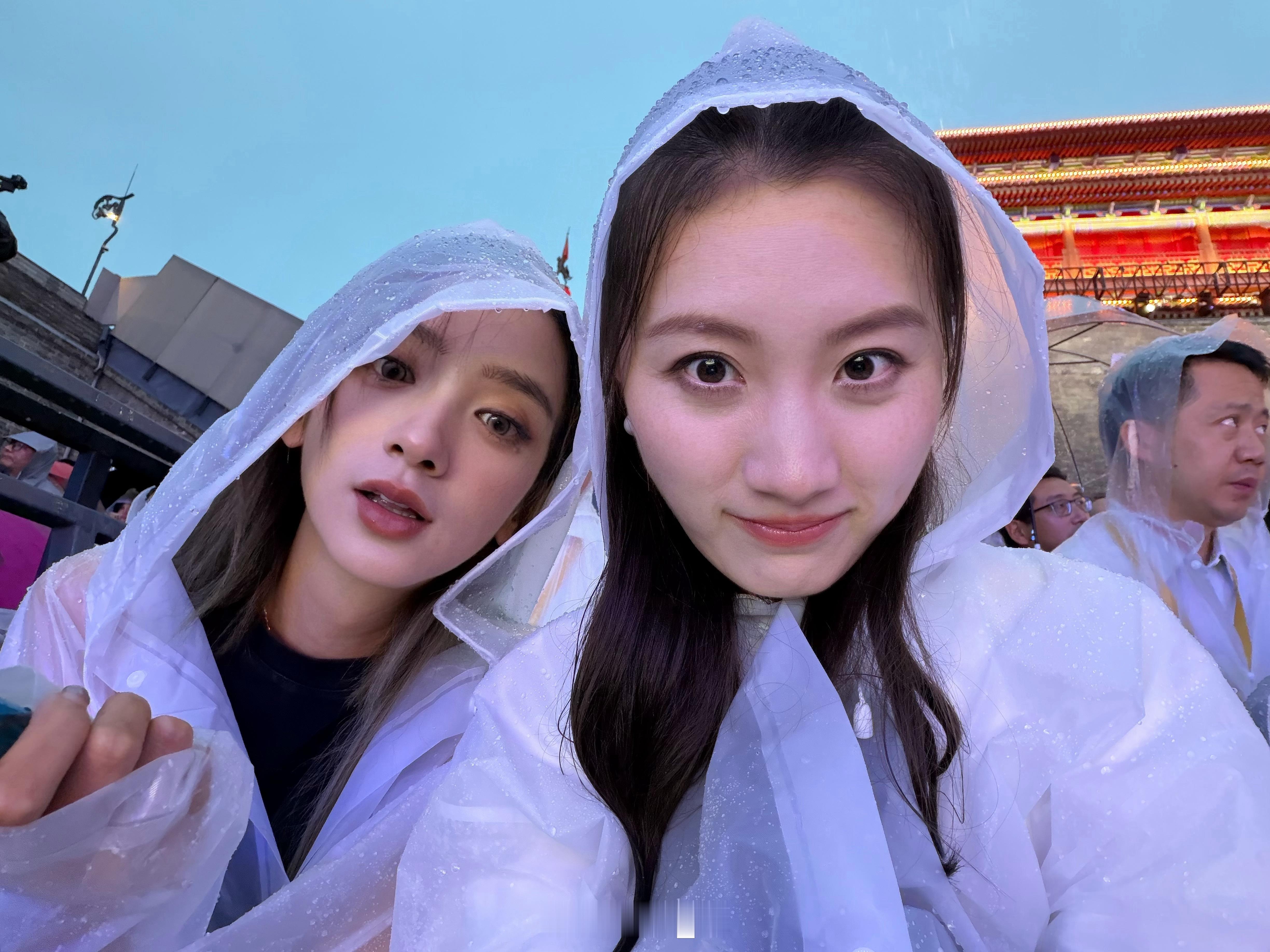 雨里坐了3个小时 我们大家都挺厉害的 