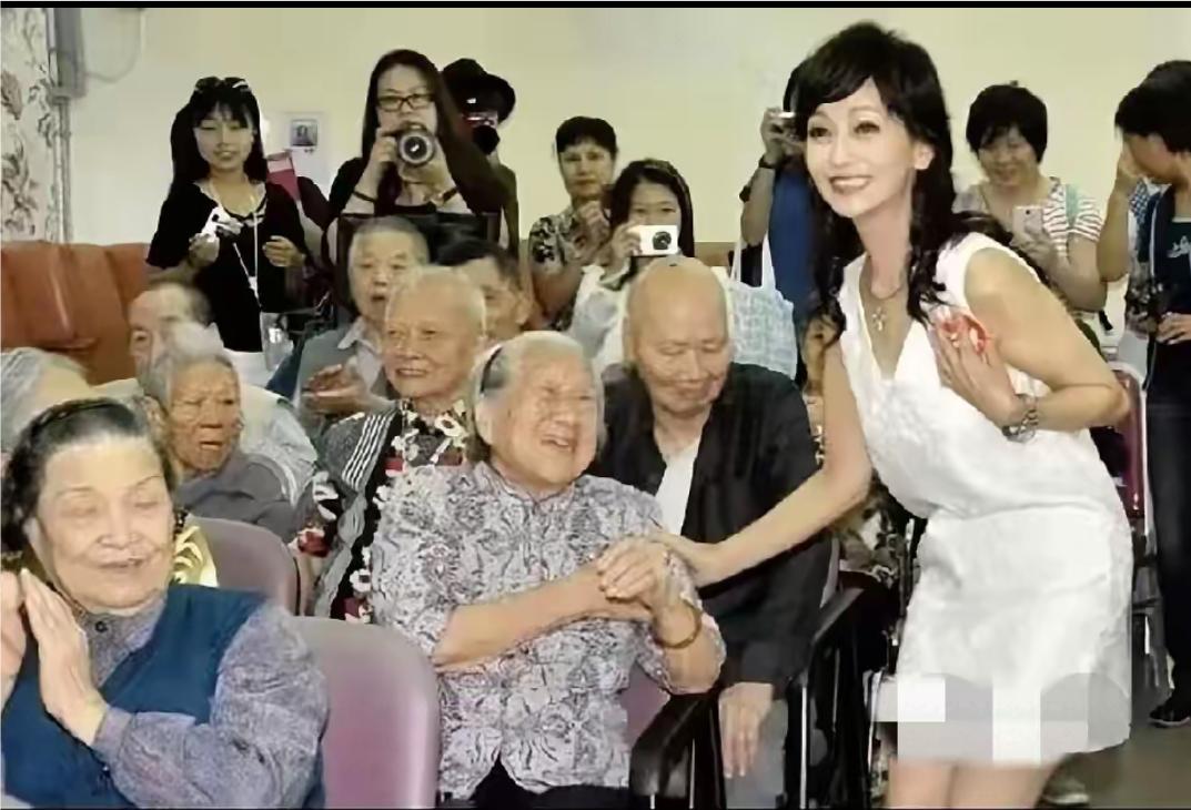 赵雅芝去敬老院慰问老人，一位60岁老人拉着赵雅芝手，问，闺女，你有多大了，赵雅芝