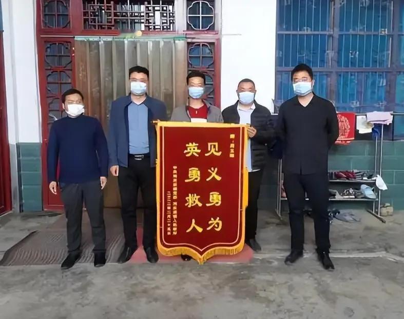 泪目了！2022年，27岁的河南小伙跳河救人，在体力耗尽时他给被救女子留了句遗言