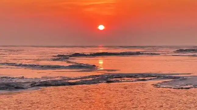 黑龙江兴凯湖出现的“龙鳞冰”奇观，令人叹为观止。这种冰层碎裂后形成的金色鳞片，随