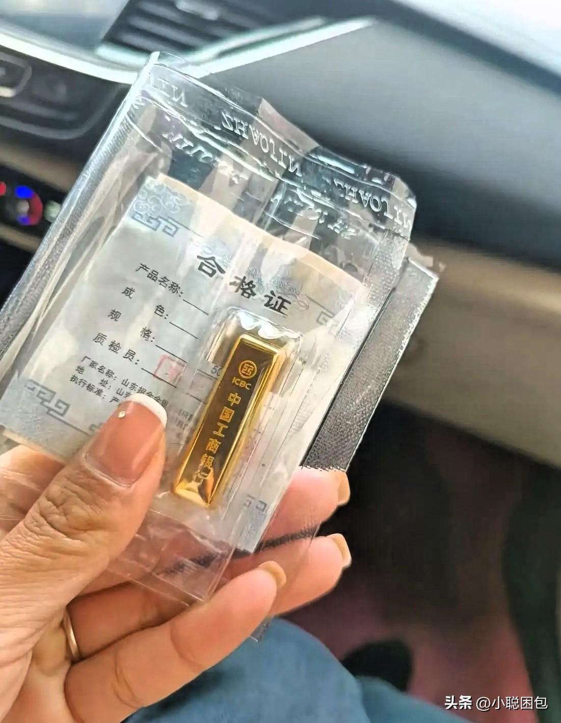 今天才发现，
黄金算是彻底跌失控了，
7月15日大盘金价883每克，一觉醒来，又