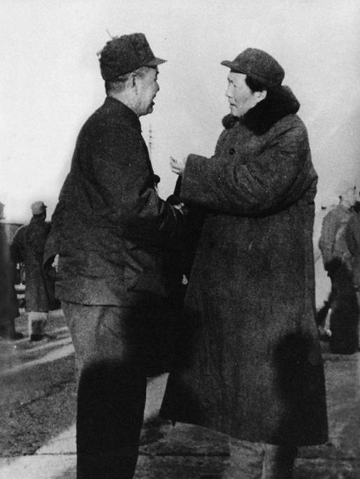 新中国成立时，周总理宣读国家干部名单，在念到傅作义的名字时，他突然站起来大喊：“