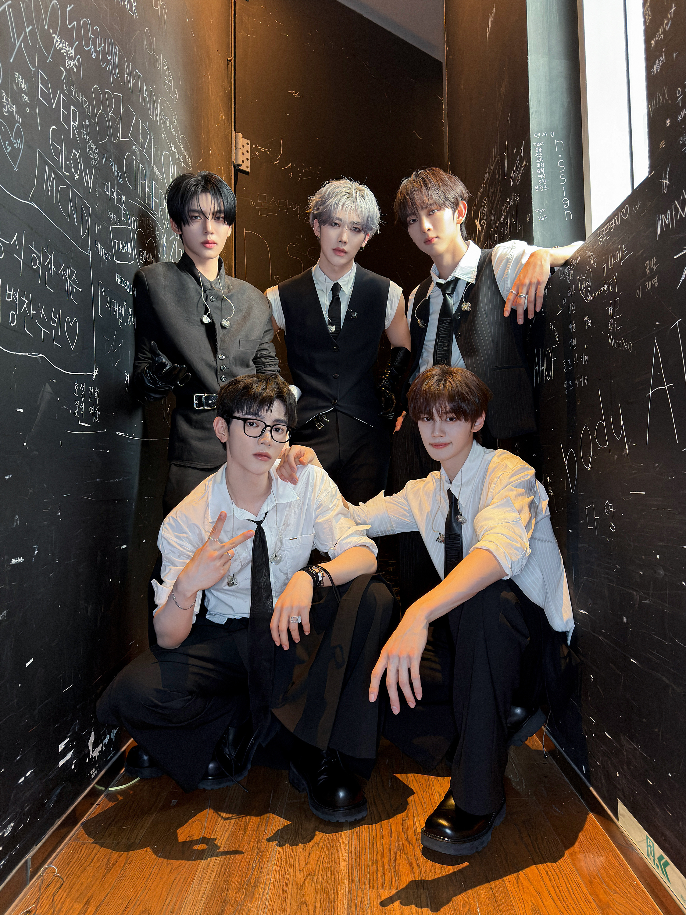 此条记录AURA打歌服 