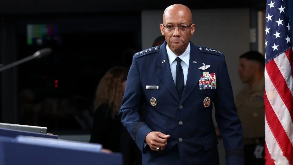 【被解职的高级将领批评特朗普将军队用于政治目的】（CNN）去年被国防部长皮特·赫