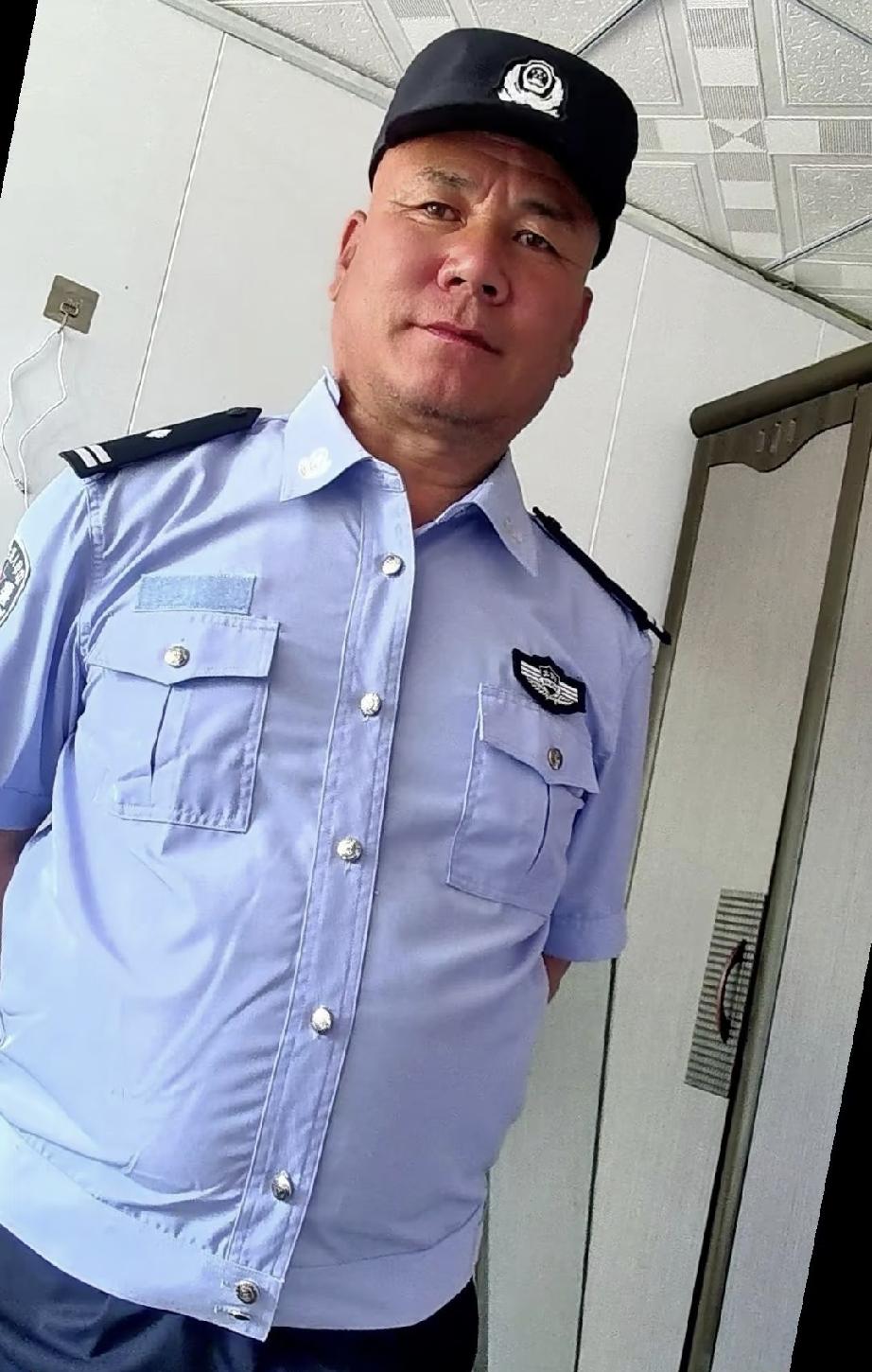 昨天在小区门口听见一个业主在和保安唠嗑，保安说是他一个月三千多，全勤四千多一点，