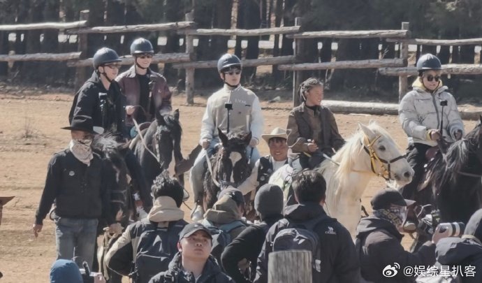 再就业男团草原F6即刻成团帅得超安心！从再就业男团到草原 F6，哥几个骑马的样子