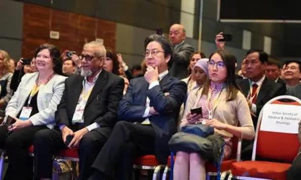 德国一个女政客，叫魏德尔，直接把一个问题砸在全欧洲的脸上：“当年你们骂普京，嗓子