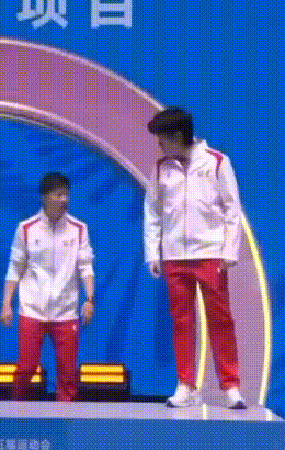 王楚钦：死腿，快给我收回来[笑哭]
北京队夺冠，
大头颁奖时紧急撤回了一条先登台