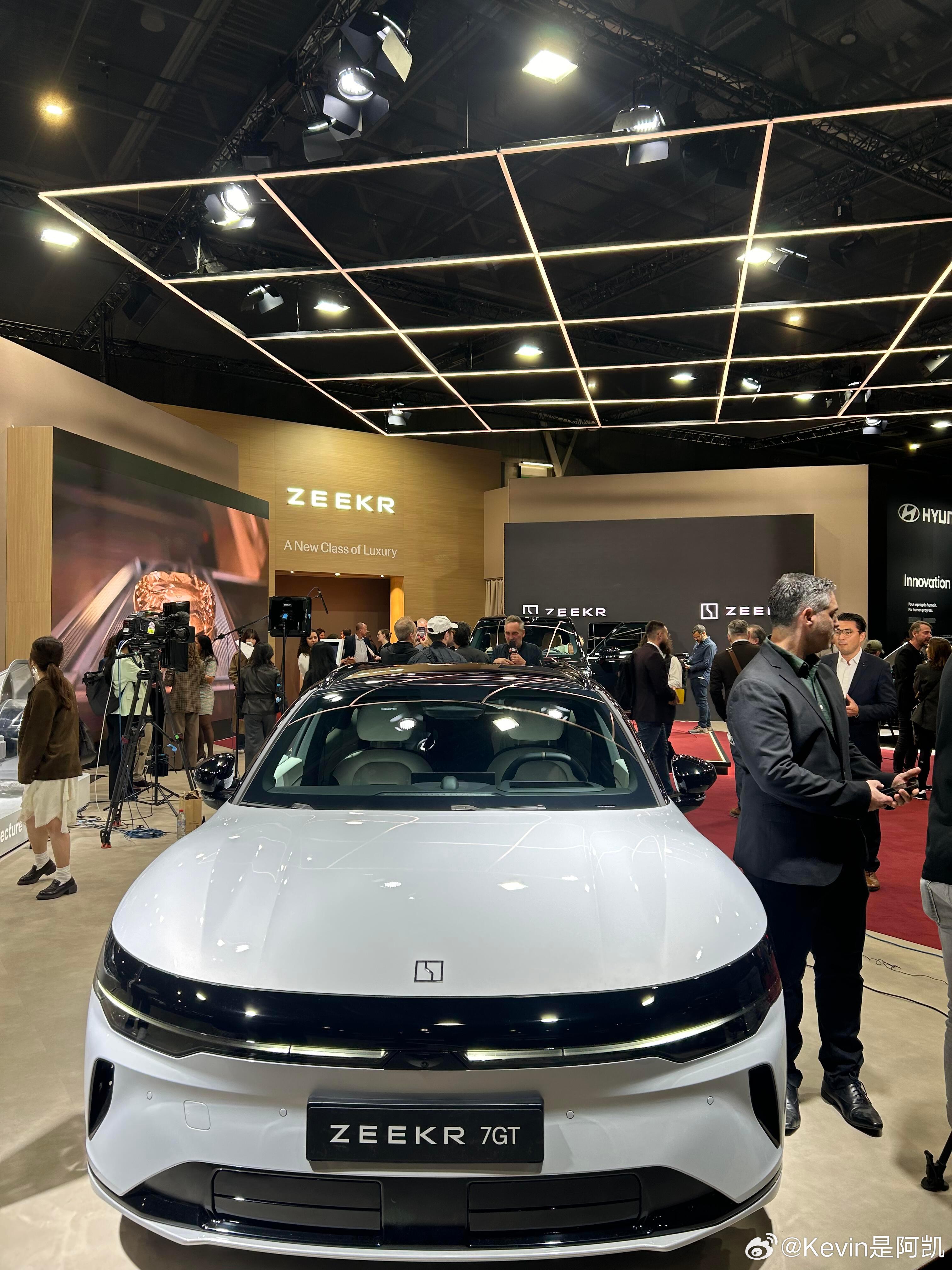 巴黎车展快成中国主场了，中国车企这回直接来了16家、25个品牌，比亚迪、小鹏、理