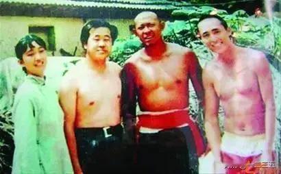 【莫言是很有资格担任百花奖颁奖嘉宾的】

莫言担任第38届大众电影百花奖颁奖嘉宾