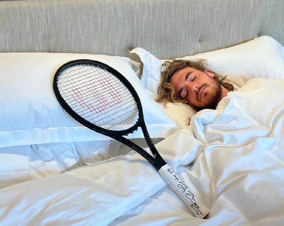 被这张图笑到，有点像沉迷于打网球的我 