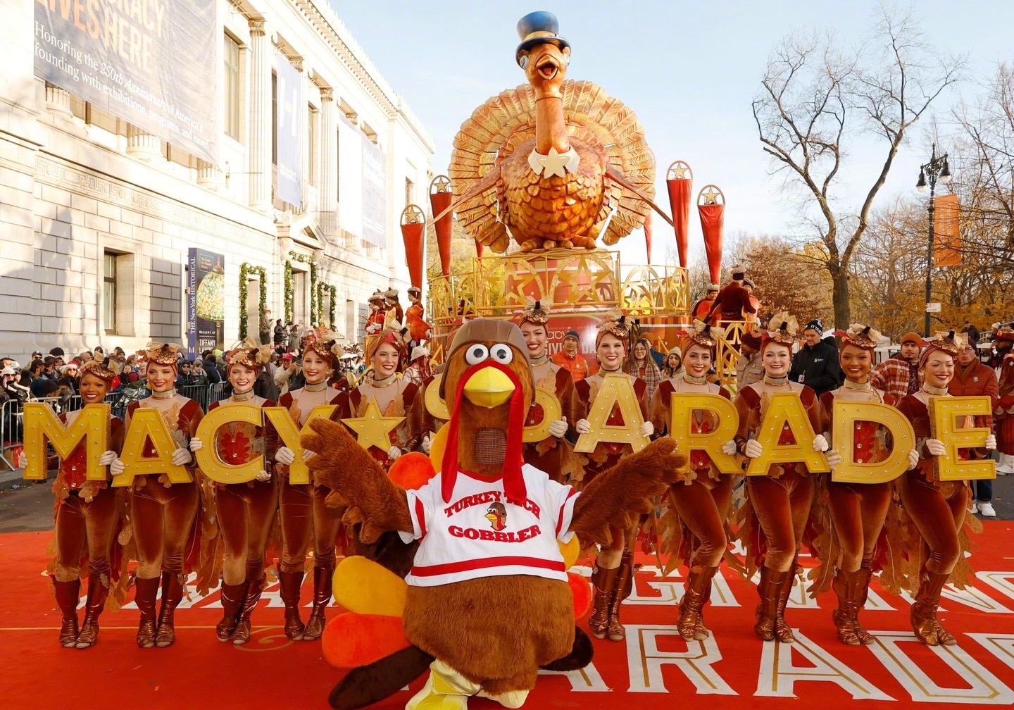 第 99 届梅西感恩节大游行。大力水手走了，他心爱的奥莉薇也不见了。巨大的 La