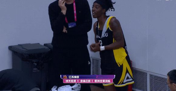 江苏女篮这个外援很无奈，无奈的不仅仅是自己被取消比赛资格，还有球衣破了都没有换新