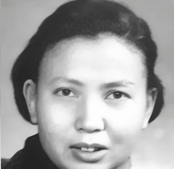 1941年21岁的女战士莫林被活埋前，敌人竟突然问：“你认识莫林吗？”莫林一听暗
