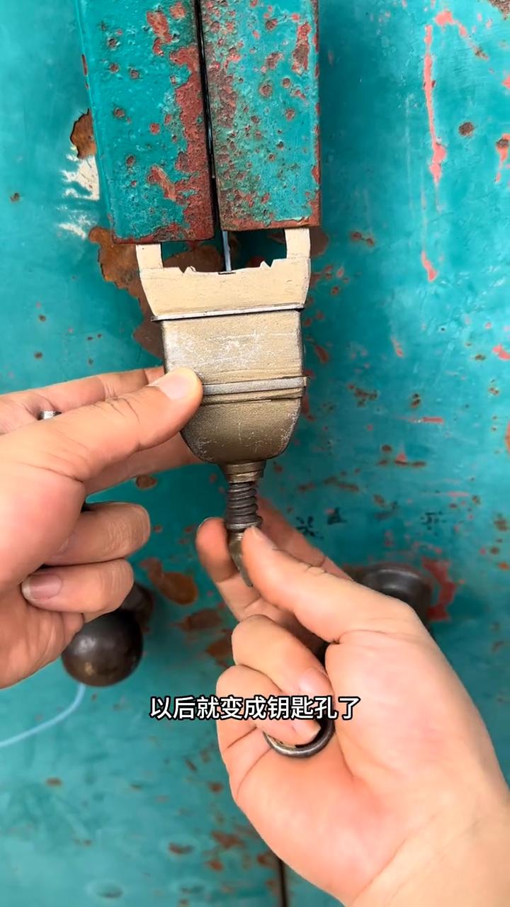 古代机关锁。
看我爷临走的时候给我留下的这把锁，一共三把钥匙。
·先用第一把钥匙