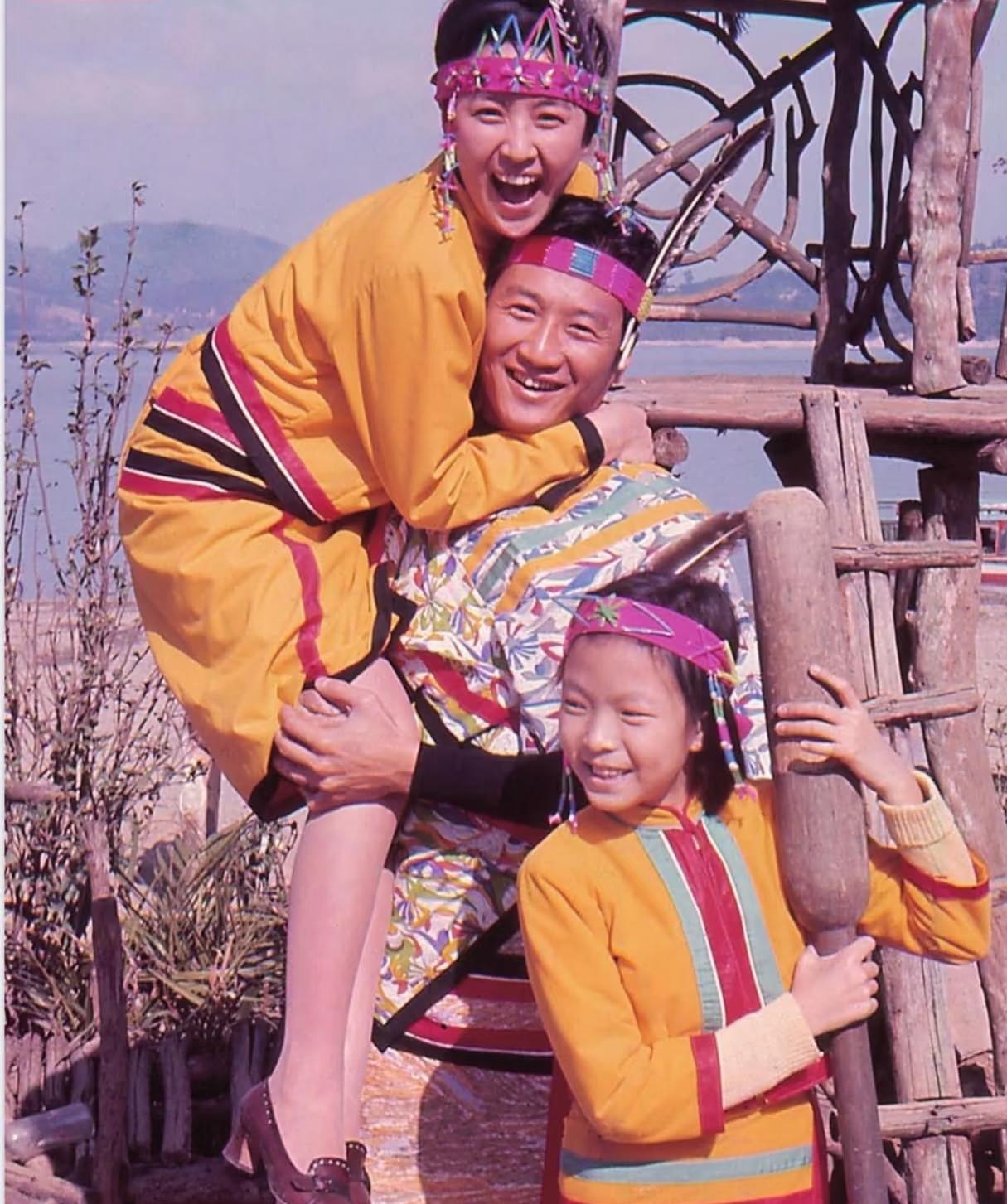 70年代初，甄珍和谢贤，一张温馨的合影，趴在背上笑容灿烂的是甄珍，旁边的小女孩只