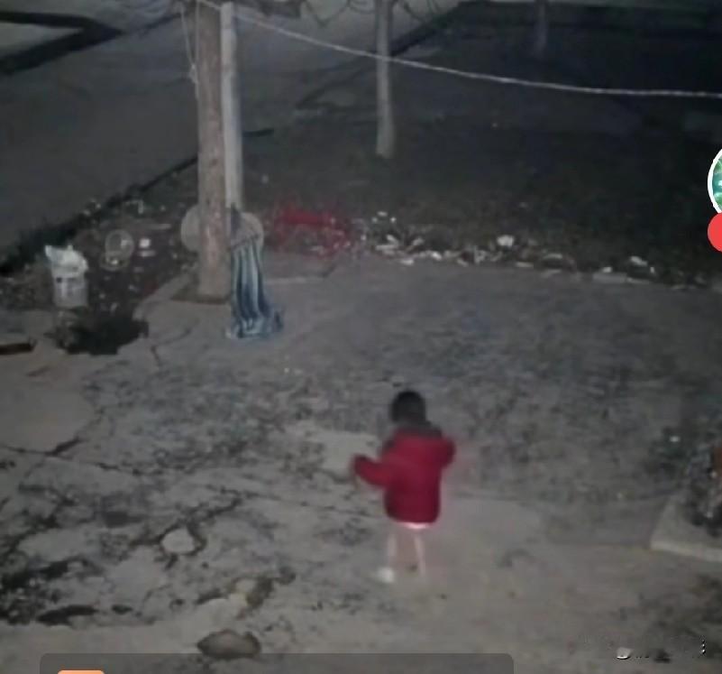 这样的母亲真是不配为妈妈。

大晚上的，一个两三岁的孩子，光着脚，露着下身在家外