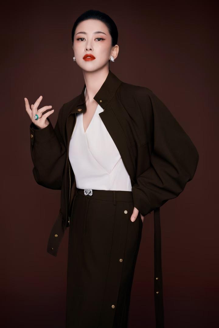 朱珠，两张身着棕色羊毛套装的写真照。套装采用泡泡袖设计，搭配银色配饰，在单色背景