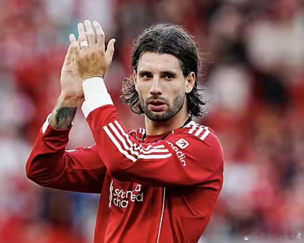 索博斯洛伊本赛季已打入4记直接任意球，为利物浦队史单季联赛打入任意球最多的球员。