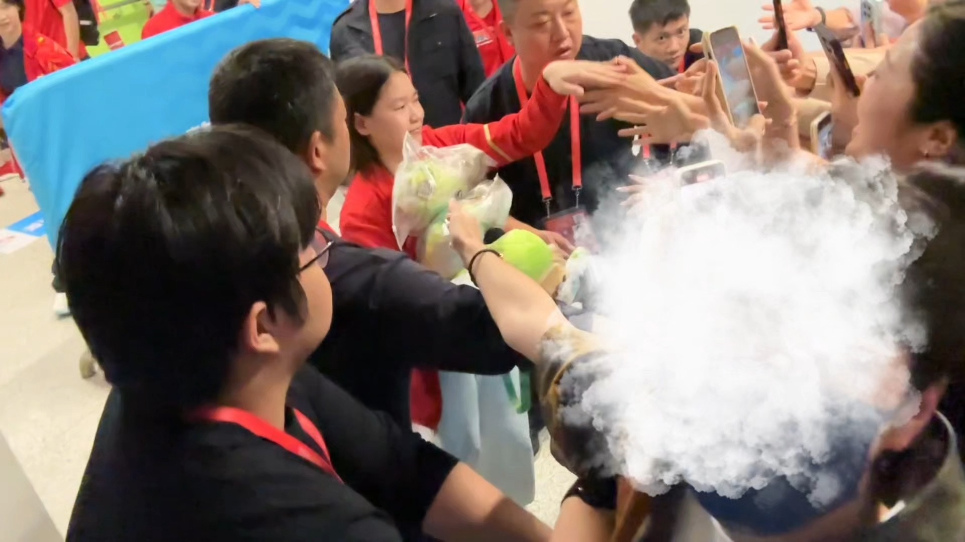 全红 下次我跟你买个爪子吧 就我mi这种快笑出深井冰来了 红那个表情 很怕自己的