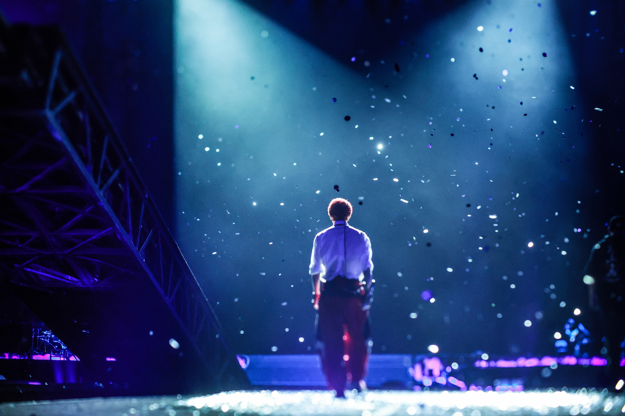 李荣浩给歌迷下了一场流星雨太原演唱会结束，无人机流星雨点亮夜空。全场抬头看天的那