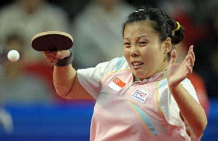 17岁的王越古站在全国乒协杯领奖台上，手里的奖杯把掌心硌出红印。

前一天她刚以