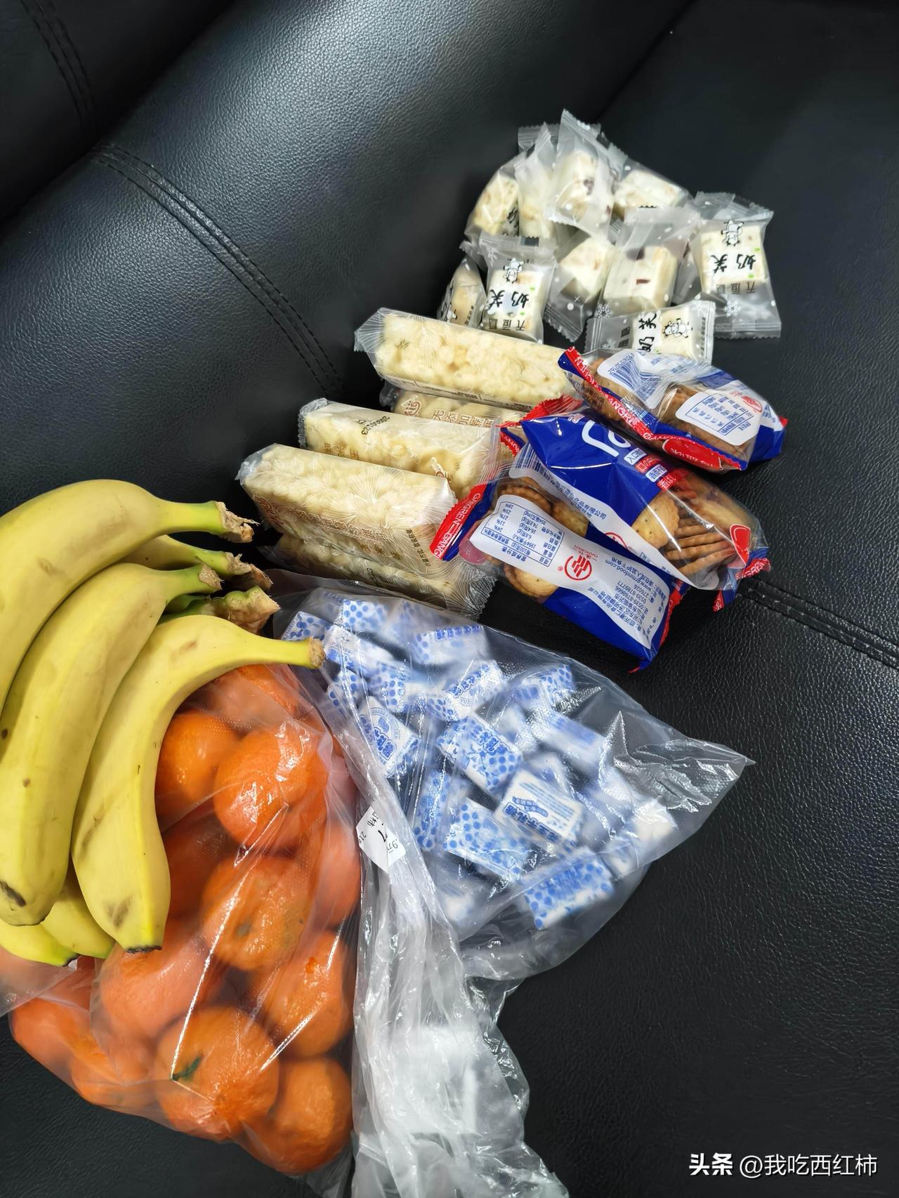 37岁，中年男人，早上买了30多块的零食。就喜欢吃水果，糖，干果，越是甜的越是喜