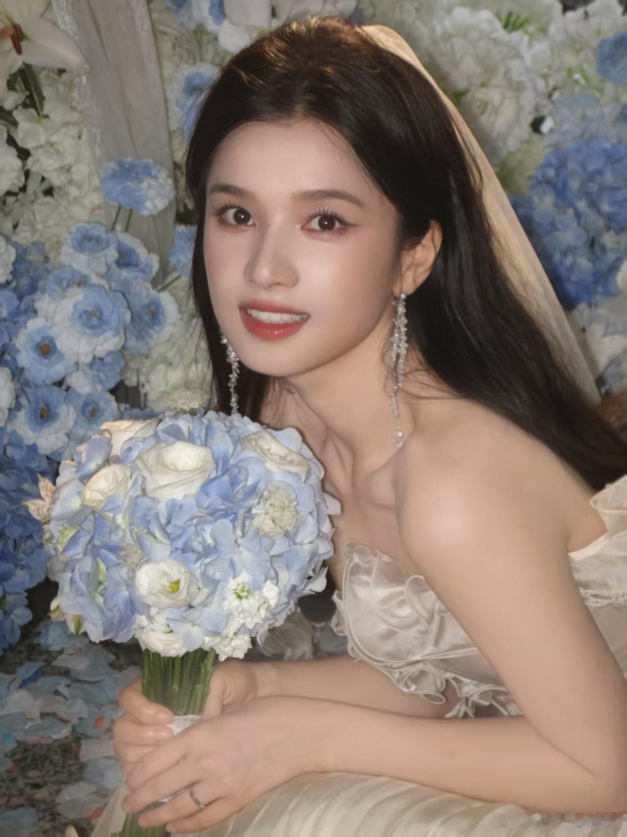 张婧仪黑长直婚纱适配度张婧仪白裙黑发适配度  张婧仪，最适合黑长直发型的公主👑