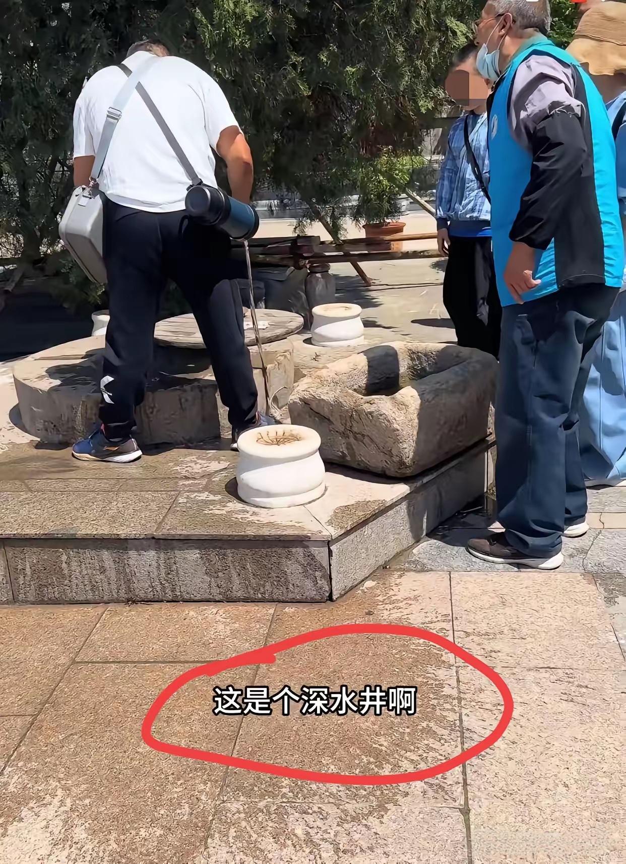 父亲景区蛮横泼水，孩子全程模仿，网友怒问素质去哪了？

近日青岛灵珠山菩提寺，一