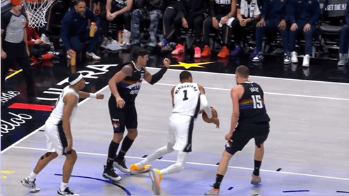 这球赖谁？赖文班自己发力过猛，失去重心而摔倒。最初是把罪定给了戈登，掘金不服，上