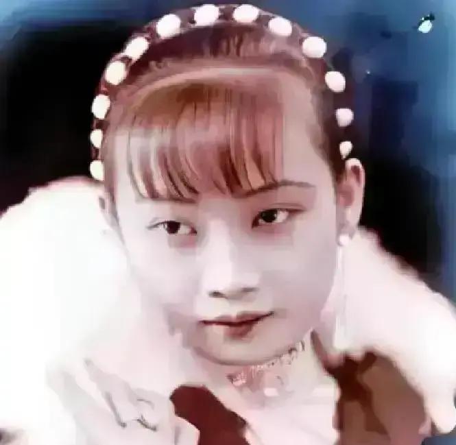 戴笠开口要走陈华那件进口貂皮大衣时，她只能裹着棉被飞回香港。那是抗战最苦的年月，