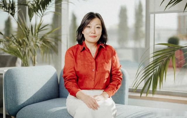 1. 出身：1975年生于莫斯科朝鲜族家庭，俄罗斯国籍，婚前姓氏金（Kim），因