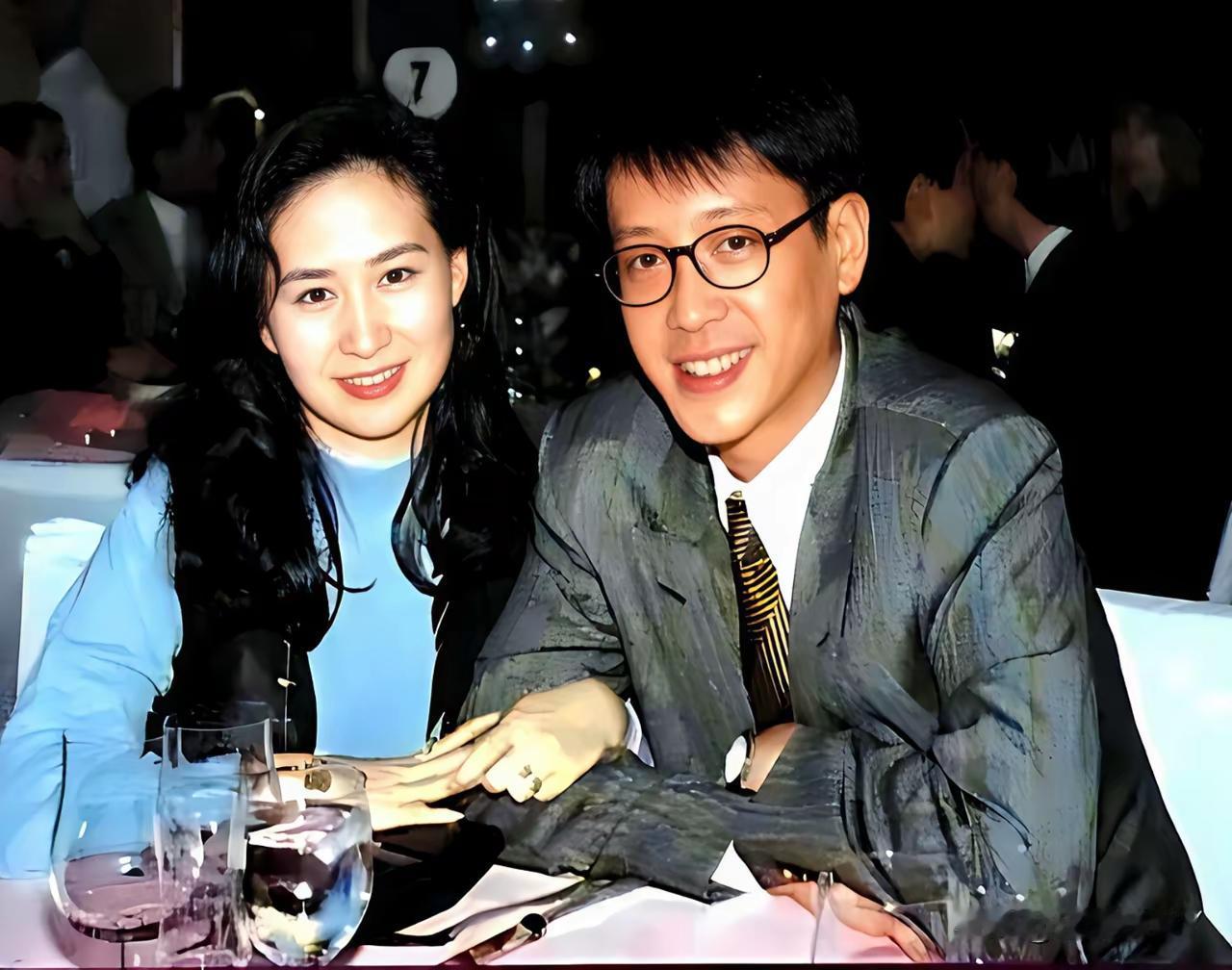 这像的神情状态与目下两人的形象比较，完全是另外的人。蜜月期小鸟依依，男的温文儒雅