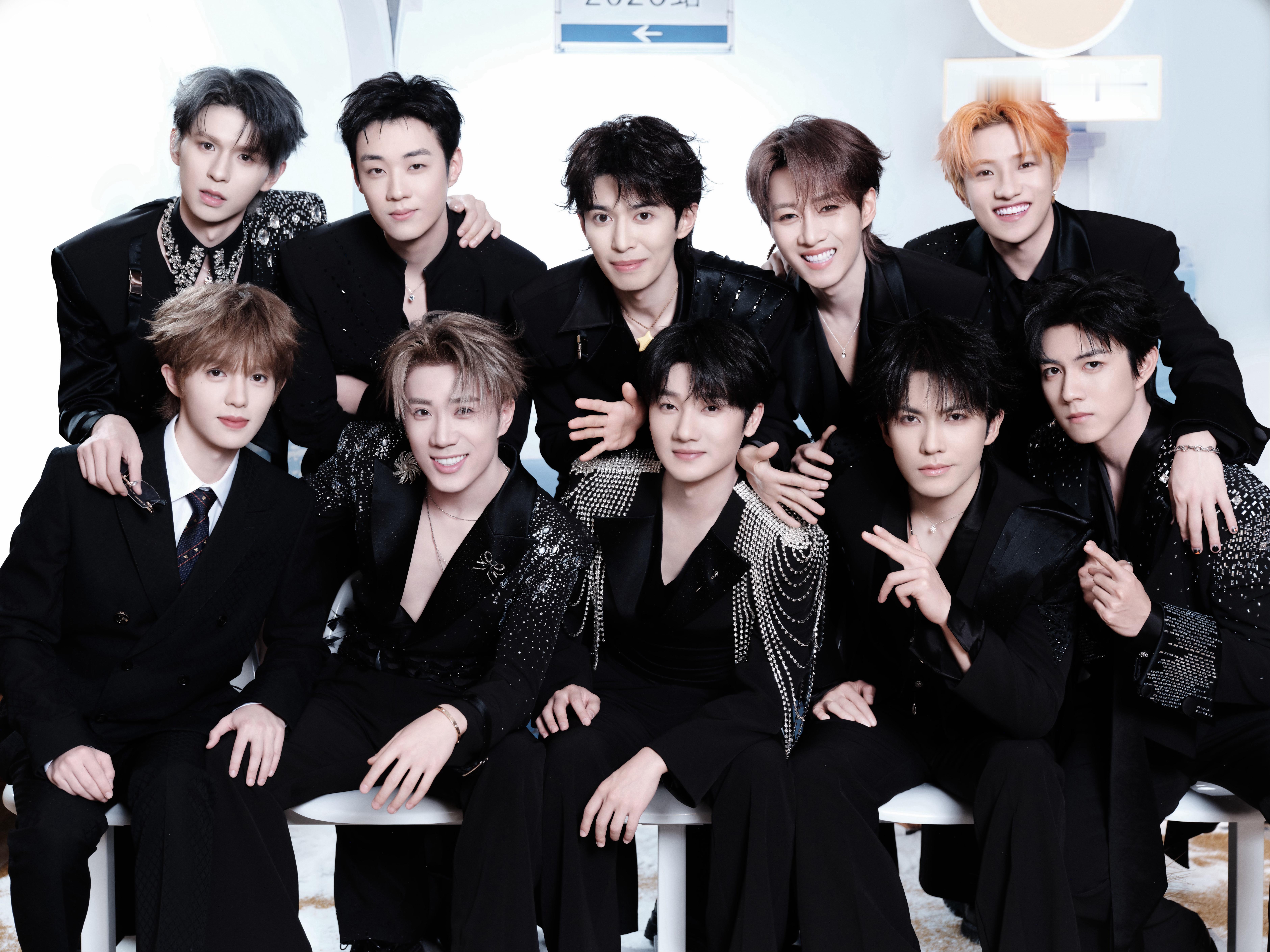 好喜欢十个勤天这一版新合照啊就爱十勤腻腻歪歪吵吵闹闹的这个劲儿 