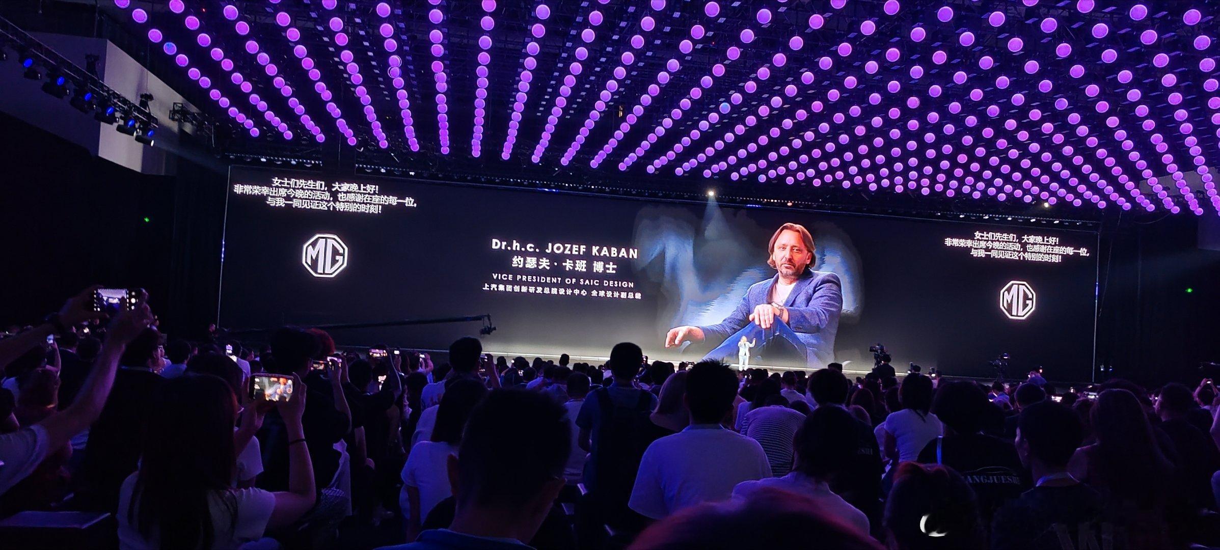 🚗✨ 纯电智趣大两厢来啦！全新MG4登场，自带“智趣+风尚”双重Buff叠满～