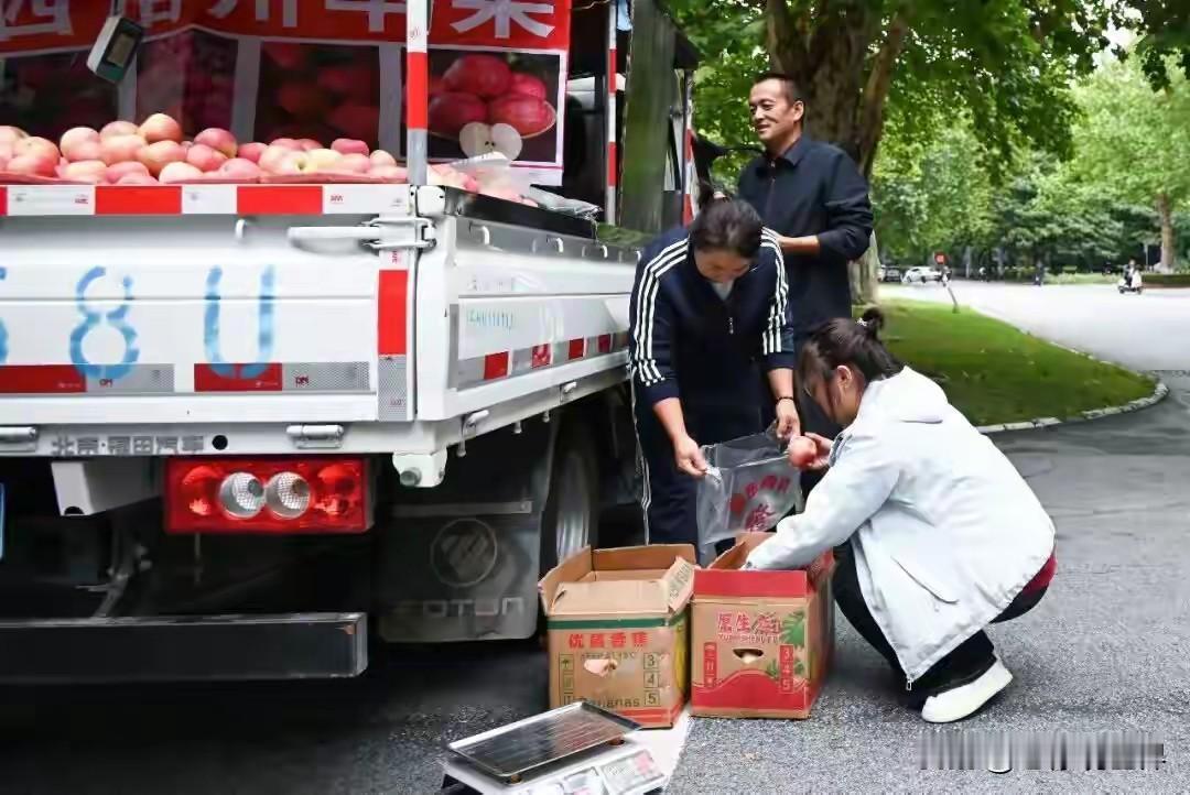 一举两得！陕西延安刘同学考到河南驻马店黄淮学院。

开学时，刘同学父母亲拉满了一