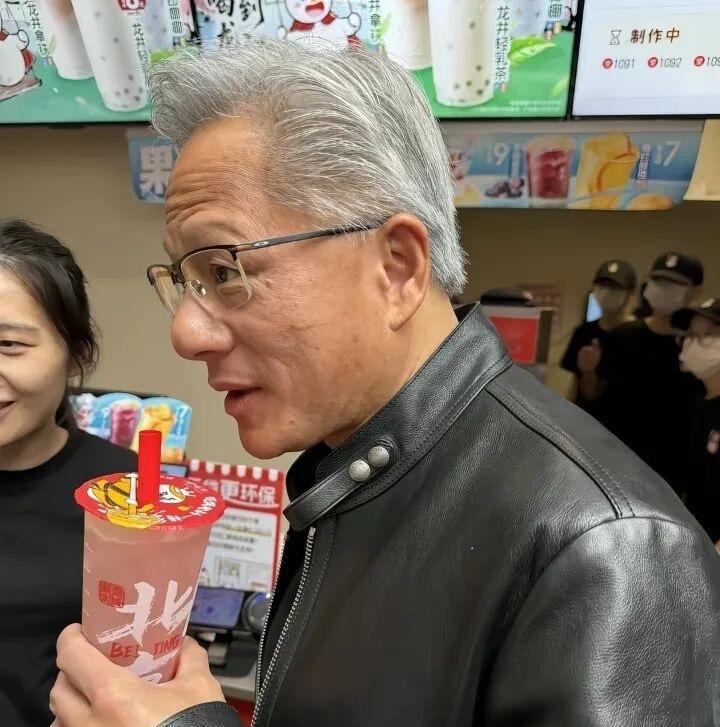 英伟达的皮衣教主，蹲在北京南锣鼓巷的蜜雪冰城，为一杯7块钱的“蜜桃四季春”竖起了