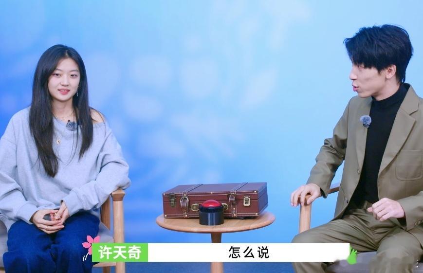 #许天奇去过孙千家# 孙千的《奖励目标坞民》如约而至，采访中的情节可谓是精彩纷呈