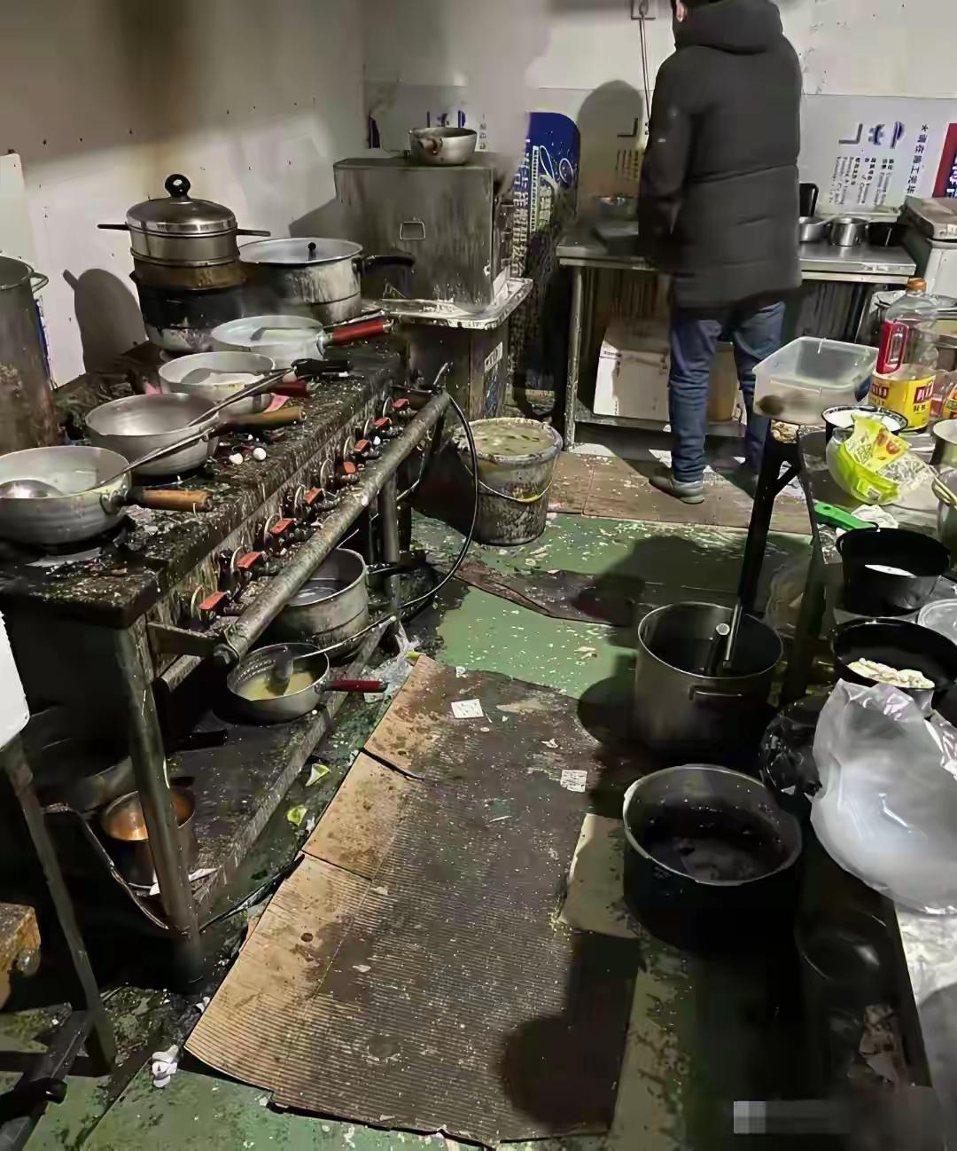 喜欢点外卖的小伙伴们，你们的外卖就是在这种地方炒出来的呢！美味可口营养丰富呢！