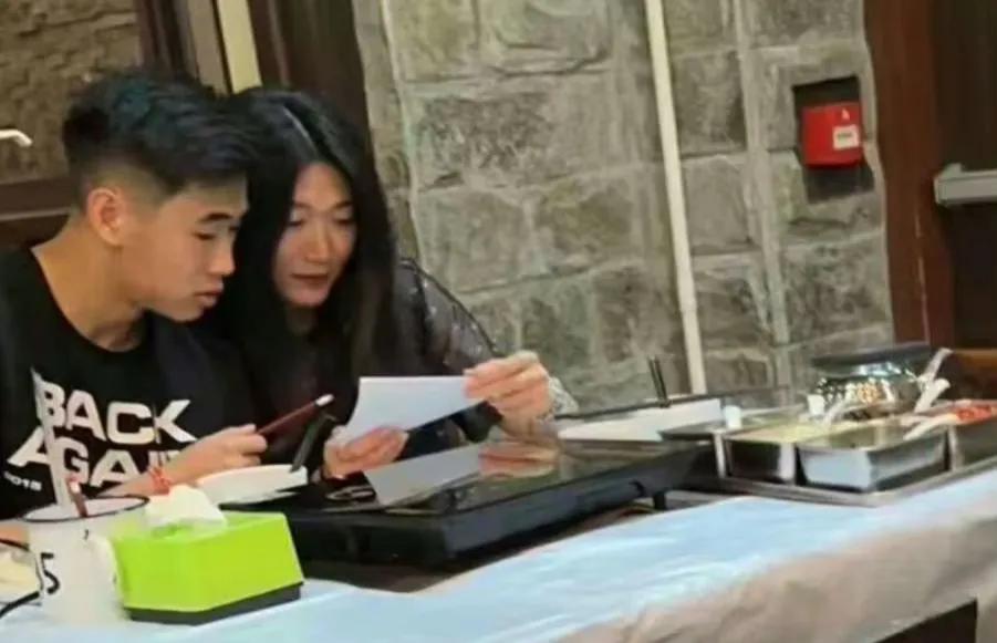 中国足球的清流！[赞]这么温馨的画面，谁看到了，都会深情的祝福他们。[送自己一朵