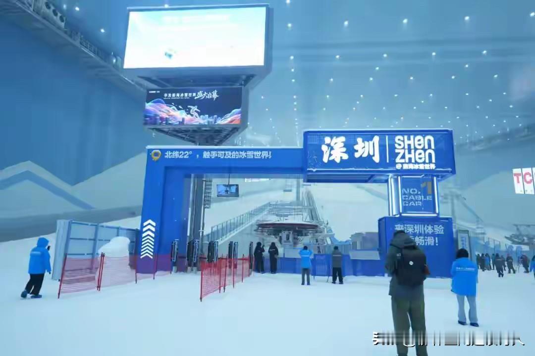 同在29日开业，深圳前海冰雪大世界网上刷屏，而珠海的万雪汇好像没什么动静啊！
也