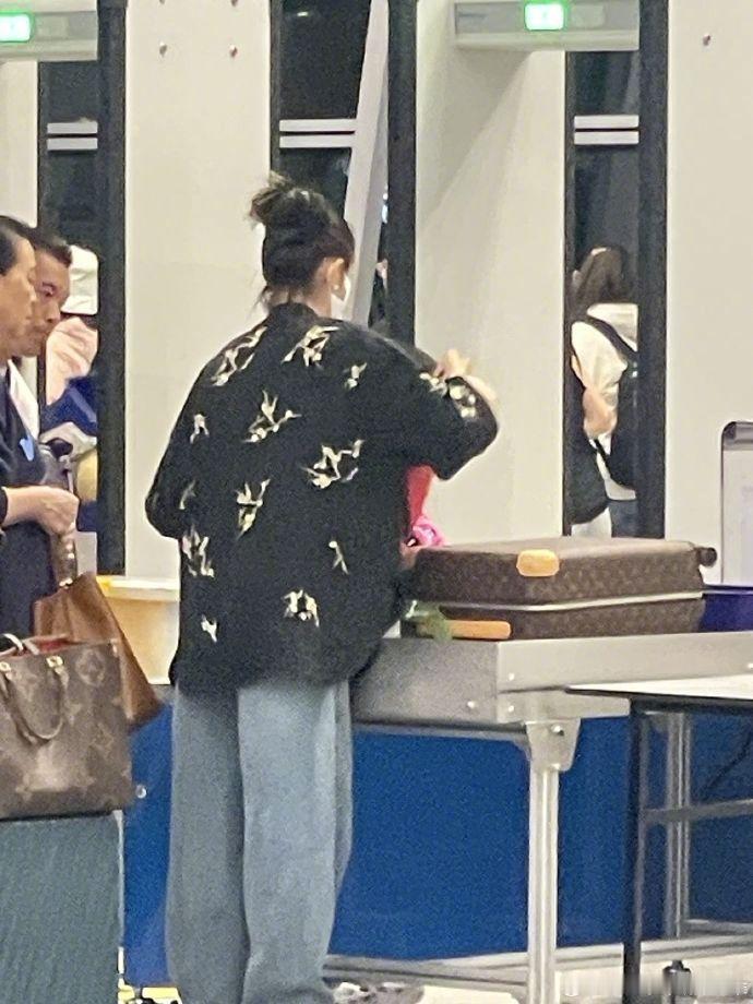 偶遇佟丽娅带儿子国外度假  网友吉隆坡国际机场偶遇佟丽娅带儿子度假～祝假期愉快，