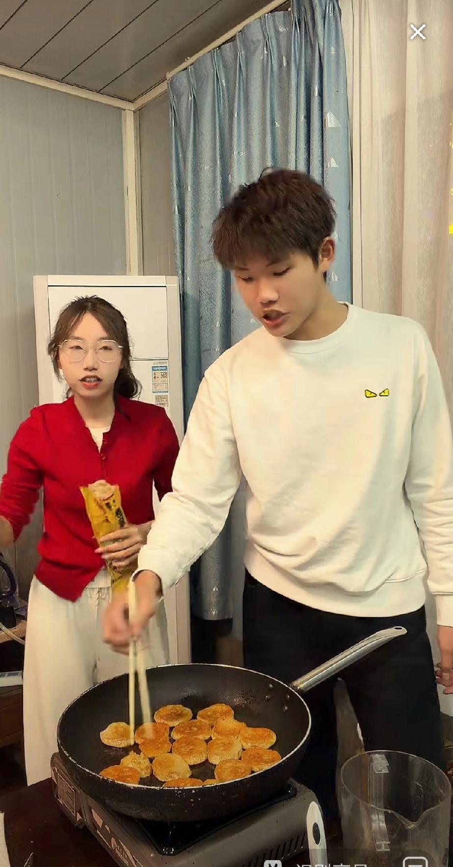 叶锐聪和姐姐在家一起直播带货，主推的是美食野味。他在直播现场给大家煎炸食物，手法