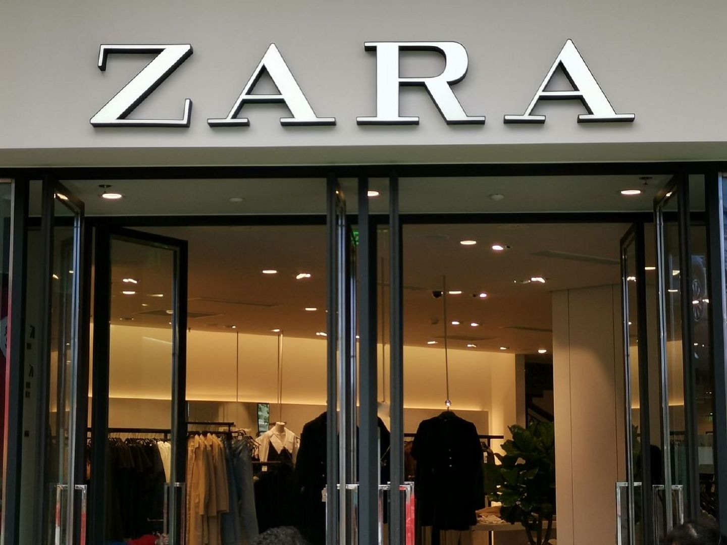 Zara客服称阔腿裤可在买后裁剪裤腿 【Zara客服回应阔腿裤存安全隐患 ：可在