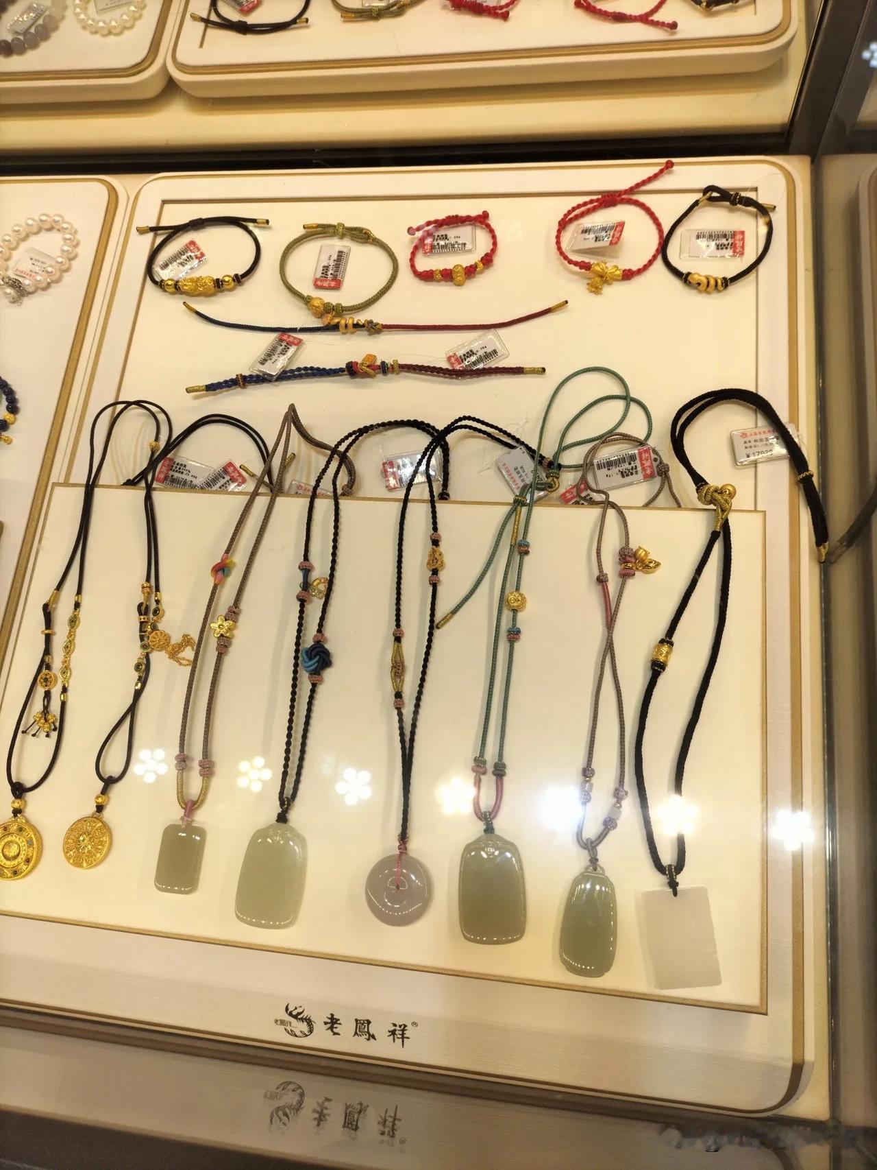 这一块玉牌儿，一万多，说是和田玉，值不值？

我逛金店儿，是不看金，只看玉，她是