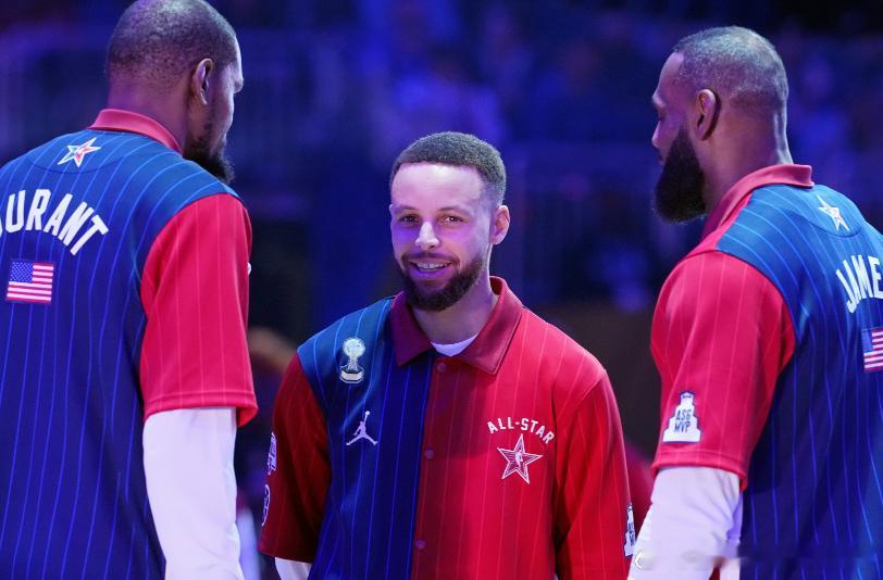 今日，ESPN记者Dave McMenamin撰文对比了凯文·杜兰特和勒布朗·詹