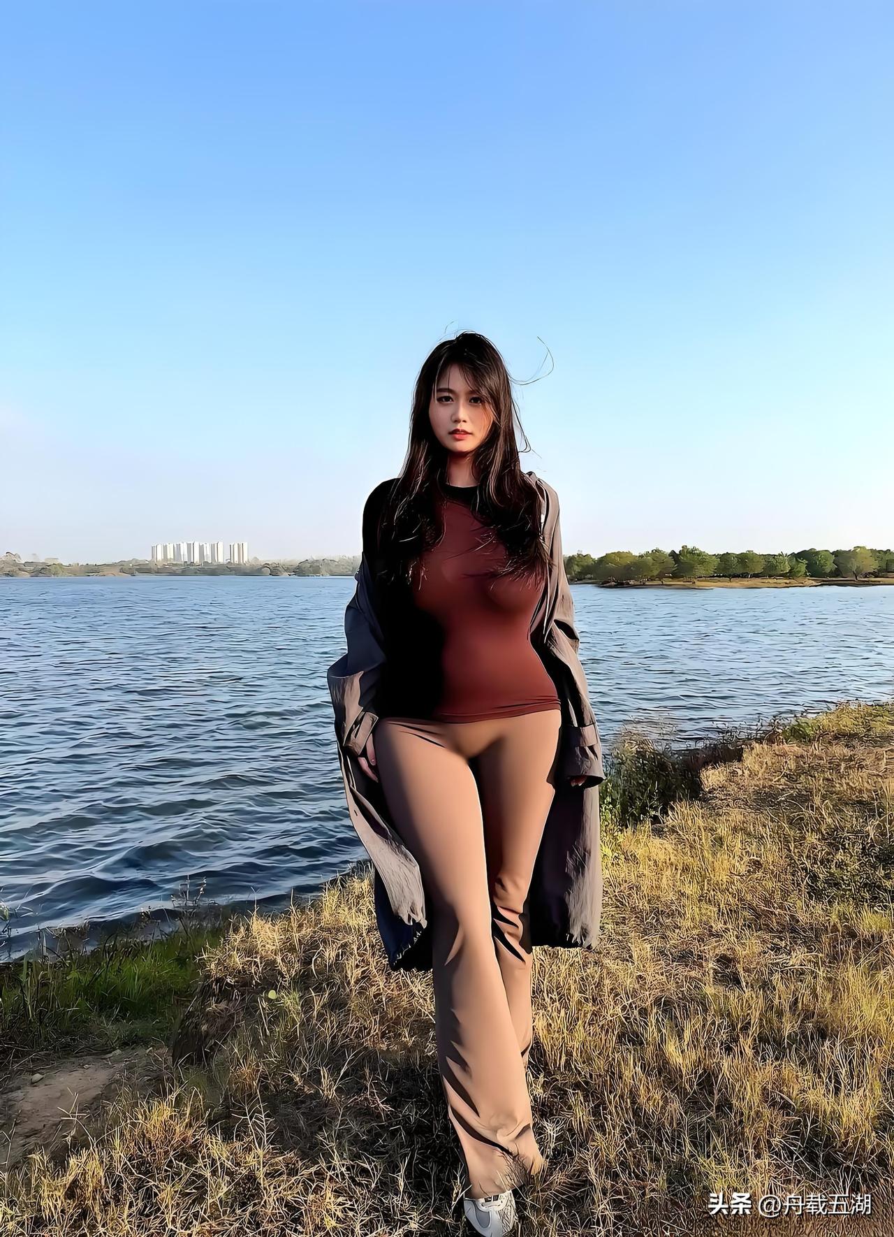 波纹是天空的指纹，
草色与护栏在光里交织。
自然与都市的边界，
被风揉成一片柔软