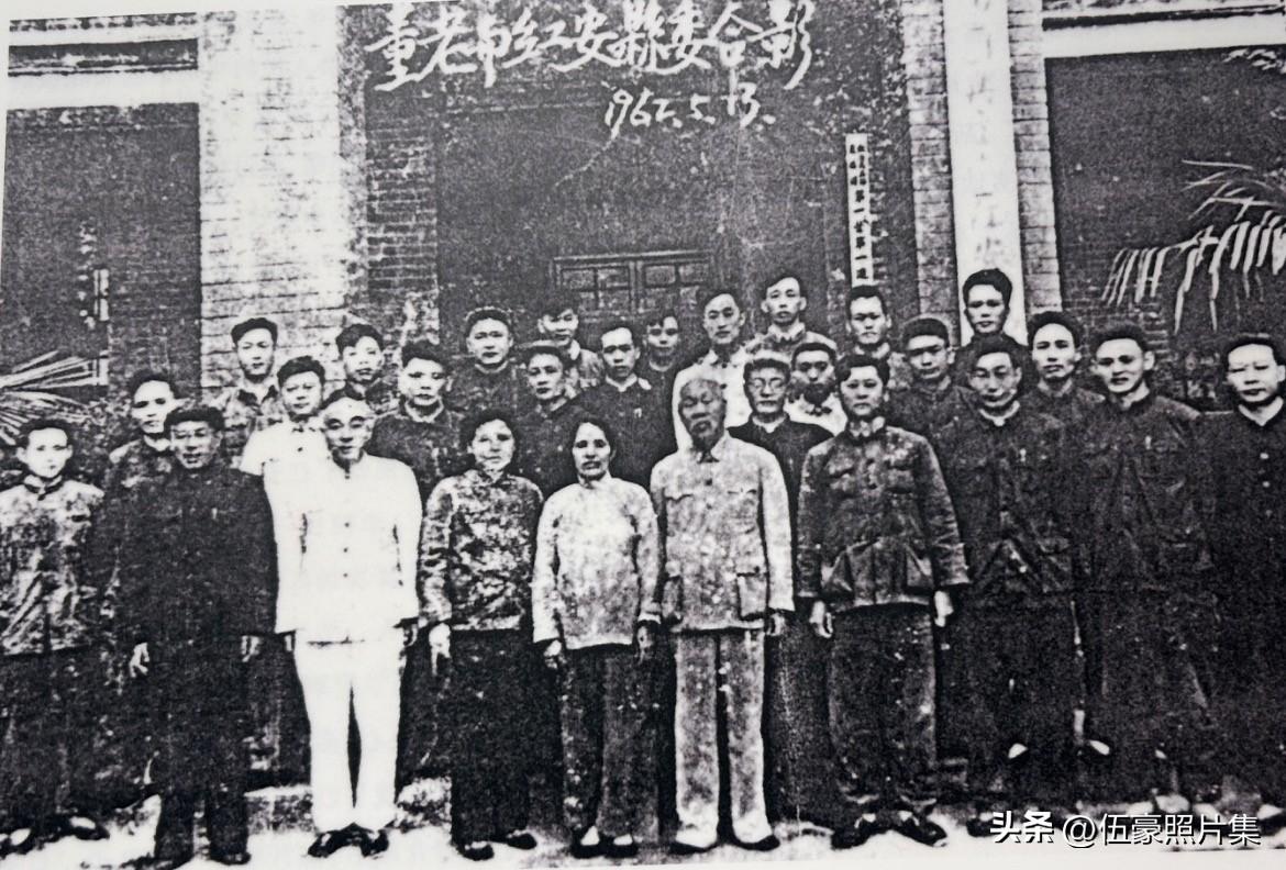 1962年5月12日至14日，董必武回到红安，先后视察城关镇、博物馆，瞻仰烈士祠